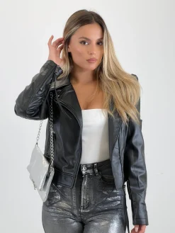 Biker efecto piel manga abullonada